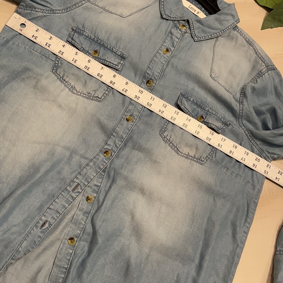 ⭐️RARE FIND⭐️LOVE 8 Hi-Low Denim Shirt - Picture 13 of 15